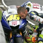 DP BBM Lucu Valentino Rossi Cipokan dengan Motor