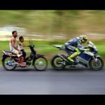 DP BBM Lucu Valentino Rossi Dikejar Anak Anak