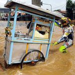DP BBM Lucu Valentino Rossi Dorong Gerobak Bakso