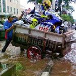 DP BBM Lucu Valentino Rossi Gerobang Dorong Karena Banjir