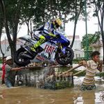 DP BBM Lucu Valentino Rossi Kebanjiran Naik Gerobak