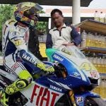 DP BBM Lucu Valentino Rossi Kehabisan Bahan Bakar