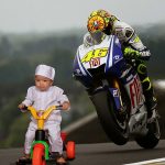 DP BBM Lucu Valentino Rossi Melawan Anak Kecil Gokil