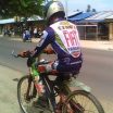DP BBM Lucu Valentino Rossi Naik Sepeda Angin di Jalan Desa
