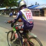 DP BBM Lucu Valentino Rossi Naik Sepeda Angin di Jalan Desa