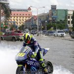 DP BBM Lucu Valentino Rossi Terjebak Banjir Jakarta