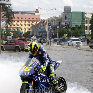 DP BBM Lucu Valentino Rossi Terjebak Banjir Jakarta