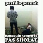 Meme Mudik Lebaran Usil Ganggu Teman Shalat